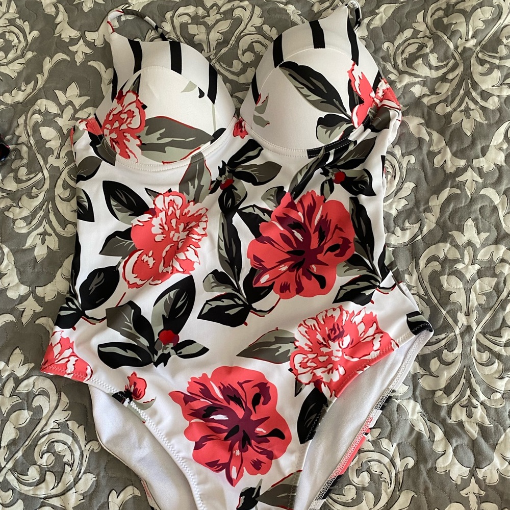 swimsuit size XL, fits like a medium